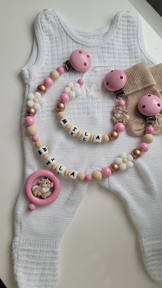 Kinderwagenkette & Schnullerkette mit Namen Hasen perlgold glitzerrosa