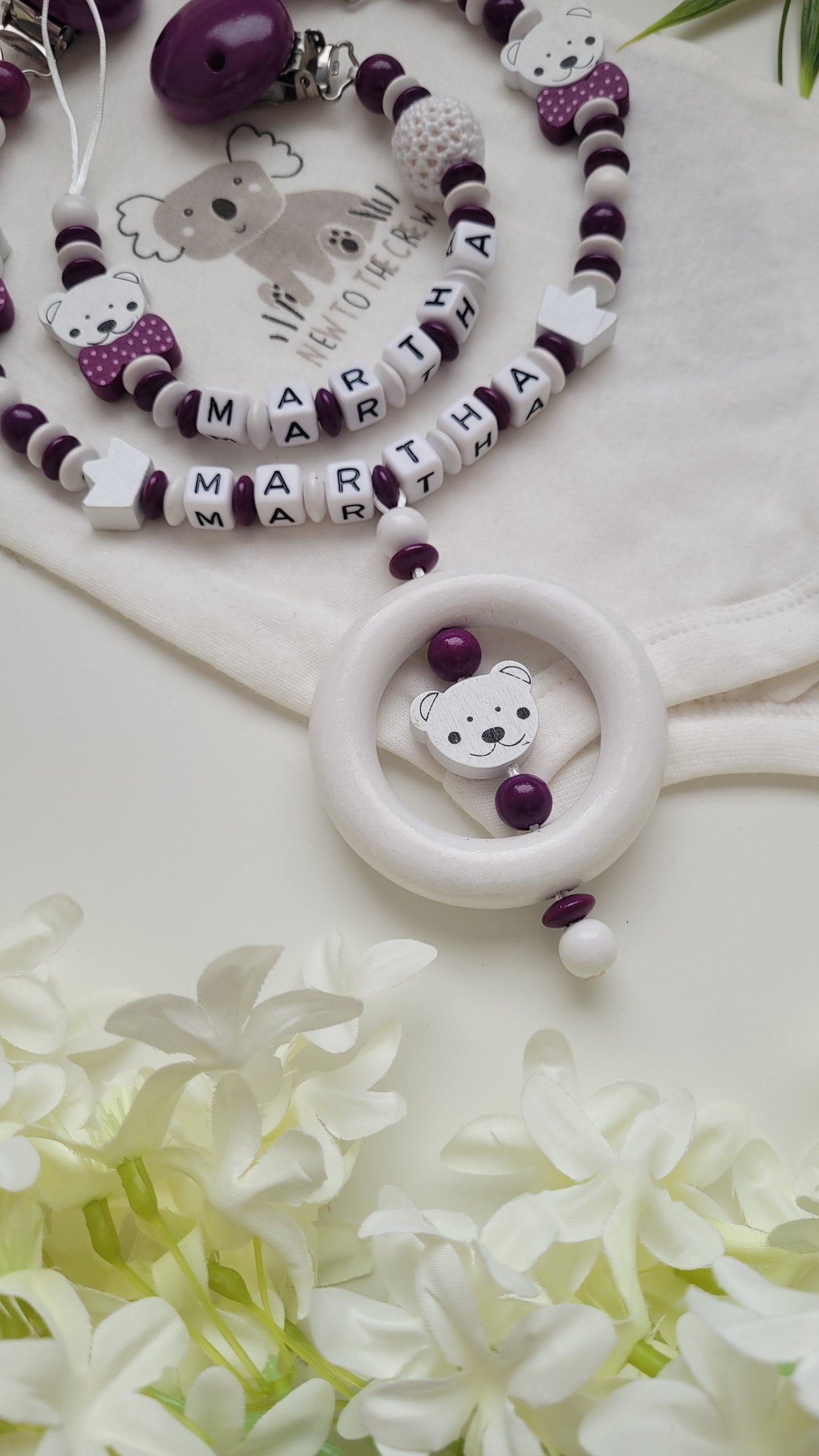 Kinderwagenkette & Schnullerkette Teddybär pflaume weiss