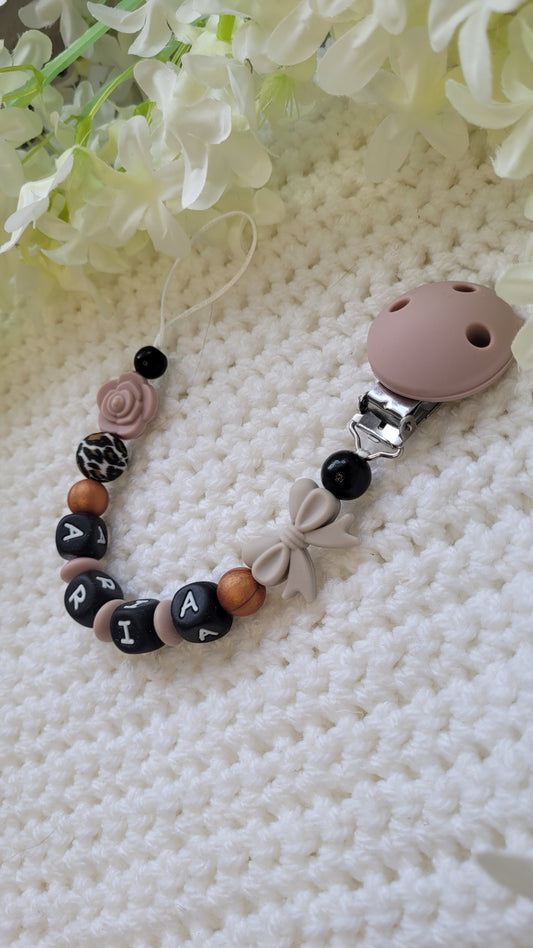 Schnullerkette mit Namen für Mädchen Blümchen leo