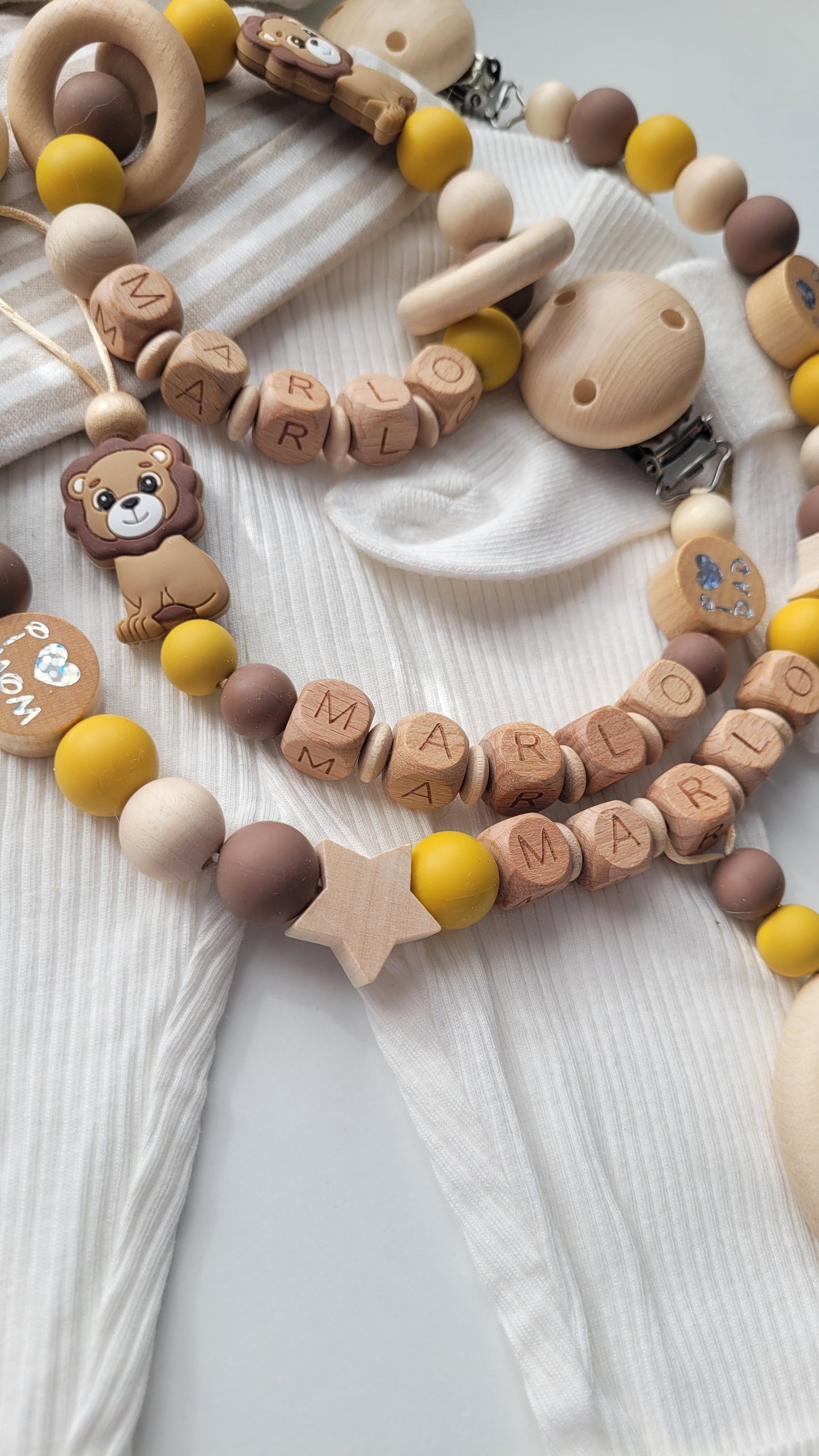 3er Set Schnullerkette Kinderwagenkette & Greifring mit Namen Löwe & i love Mom und Dad  senfgelb braun
