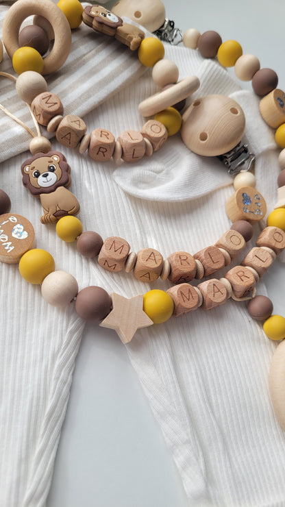 3er Set Schnullerkette Kinderwagenkette & Greifring mit Namen Löwe & i love Mom und Dad  senfgelb braun