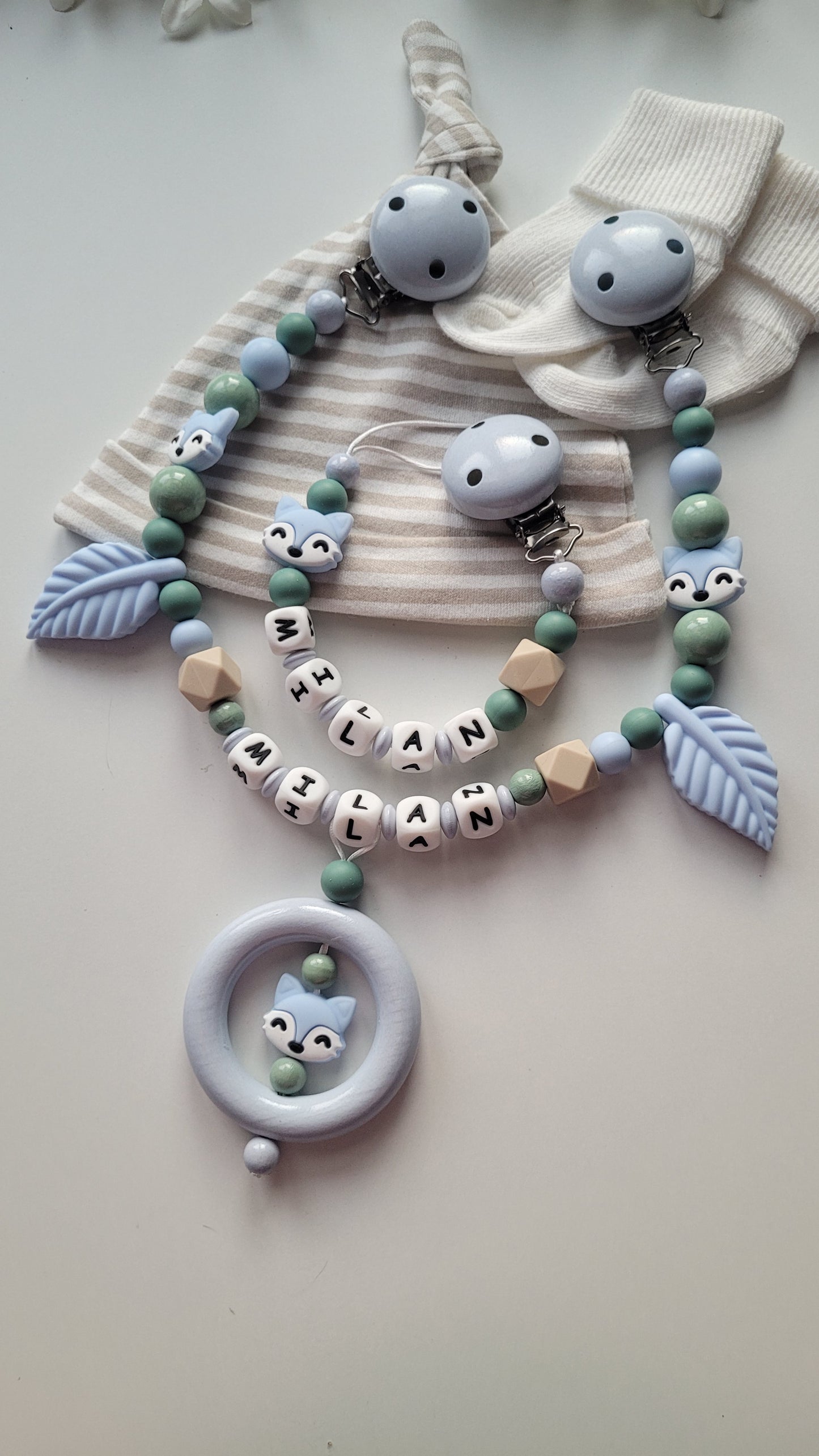 Kinderwagenkette & Schnullerkette mit Namen Fuchs & Blätter blaugrau salbei