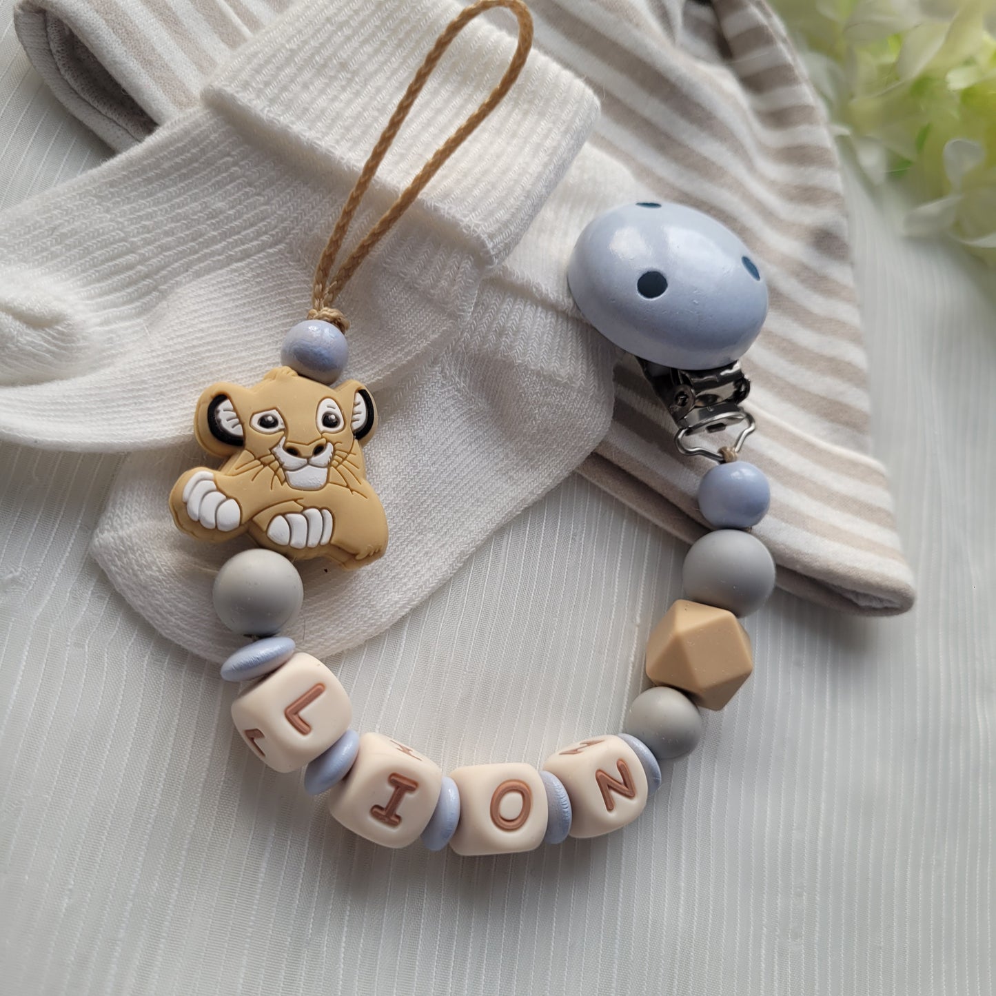 Schnullerkette mit Namen für Jungen Löwe graublau beige