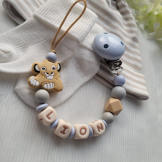 Schnullerkette mit Namen für Jungen Löwe graublau beige