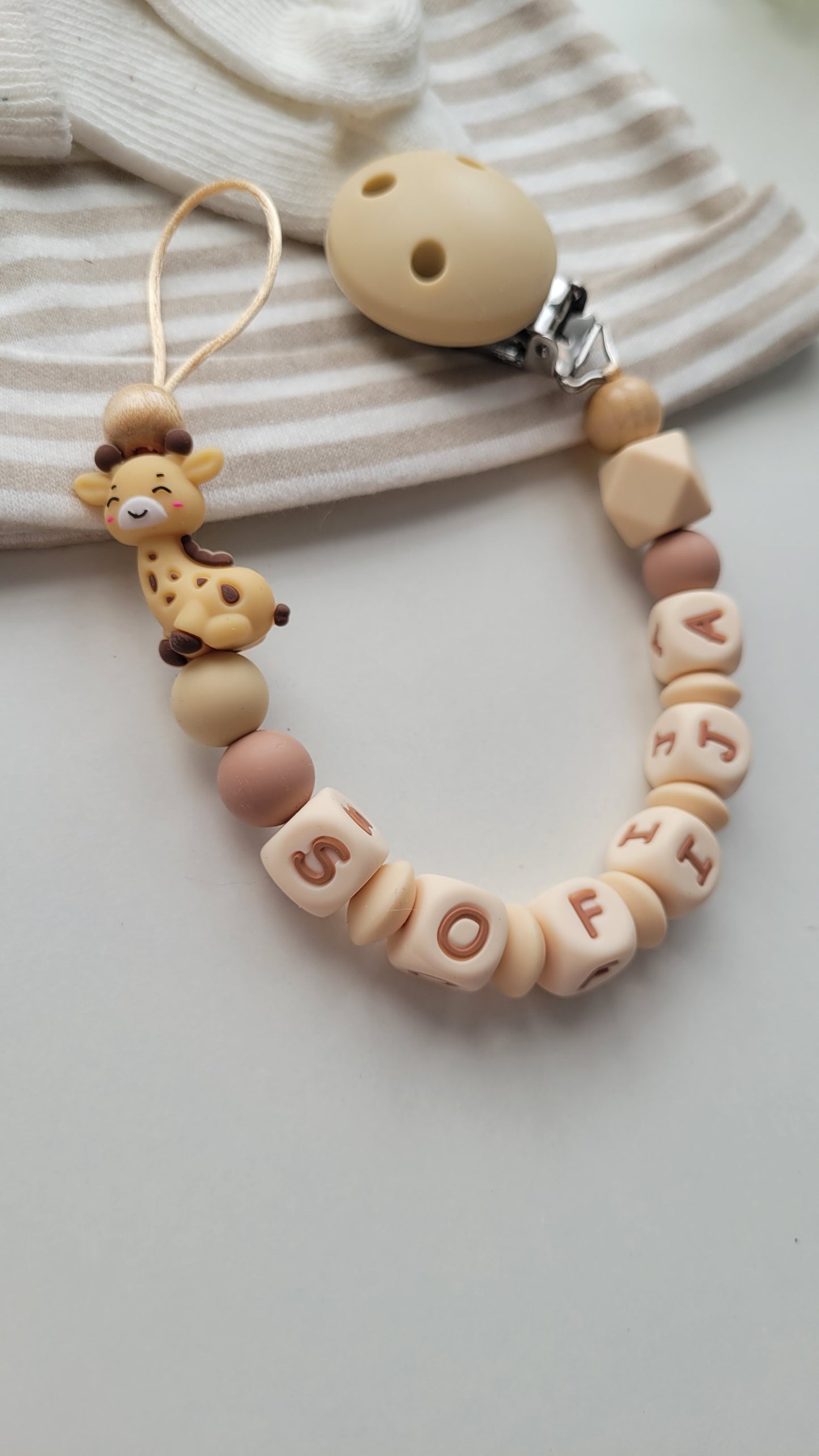 Kinderwagenkette & Schnullerkette mit Namen Giraffen beige braun