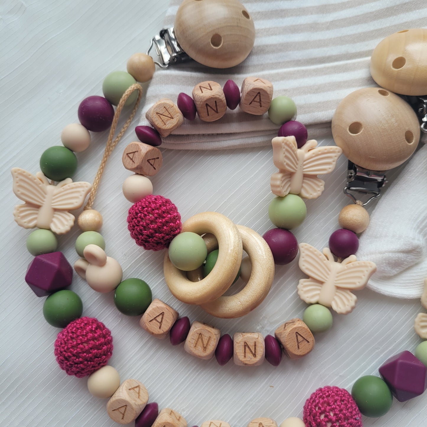 3 tlg Set Schnullerkette Kinderwagenkette Greifring Maus & Schmetterling brombeer grün beige