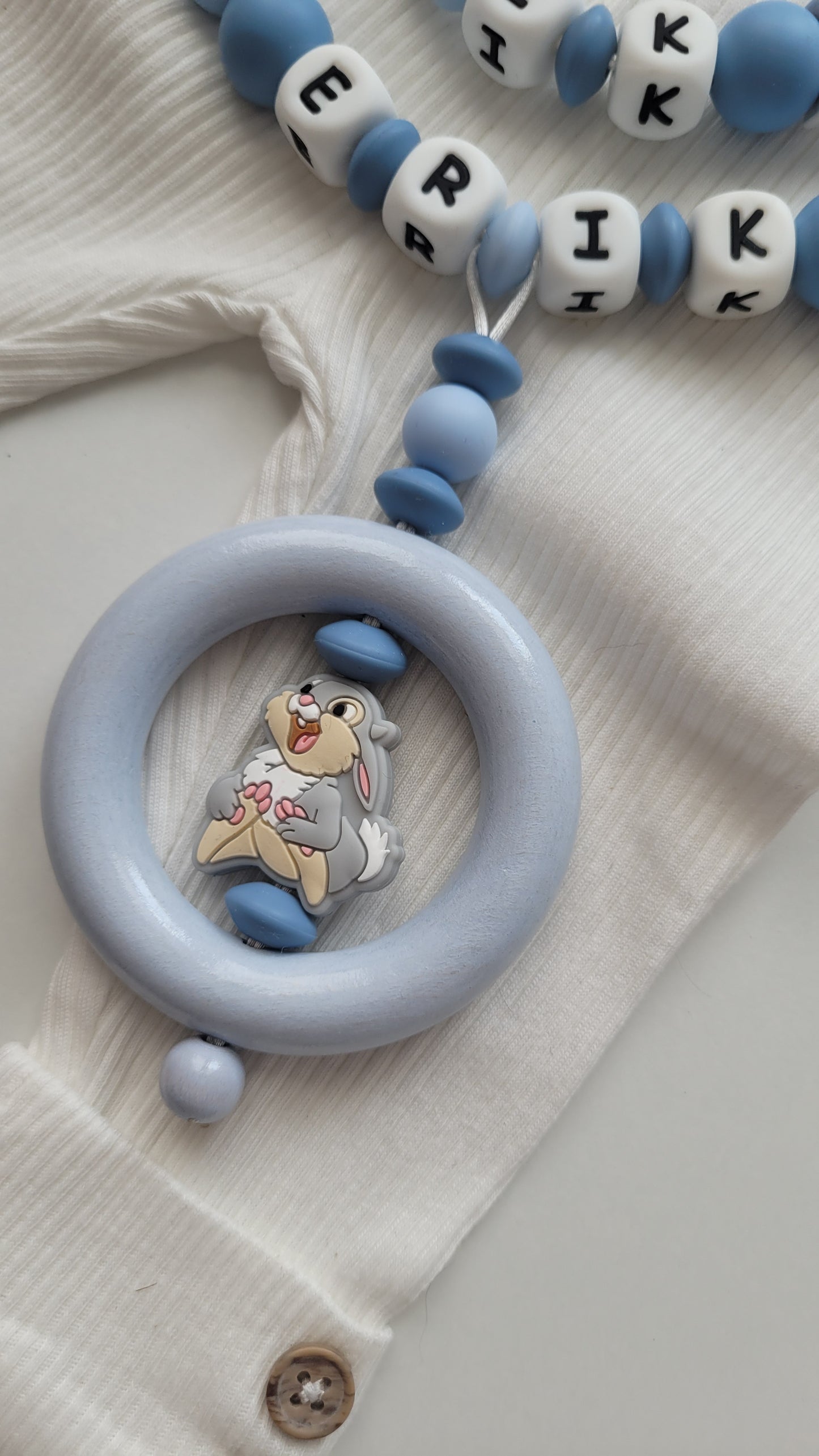 Kinderwagenkette & Schnullerkette mit Namen Hase Sterne Wolken blau