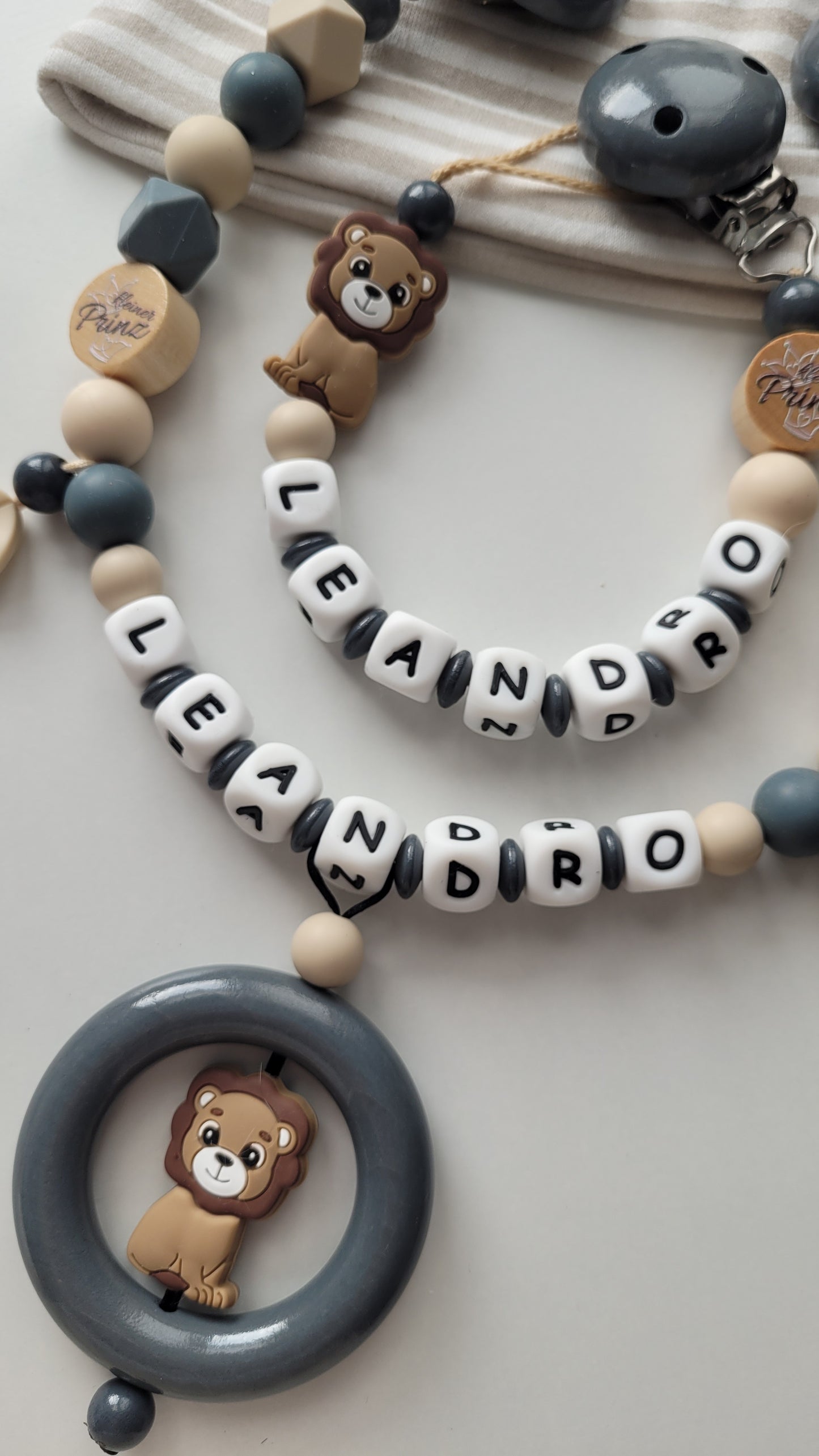 Schnullerkette Kinderwagenkette & Greifring mit Namen Löwe & Kleiner Prinz beige grau