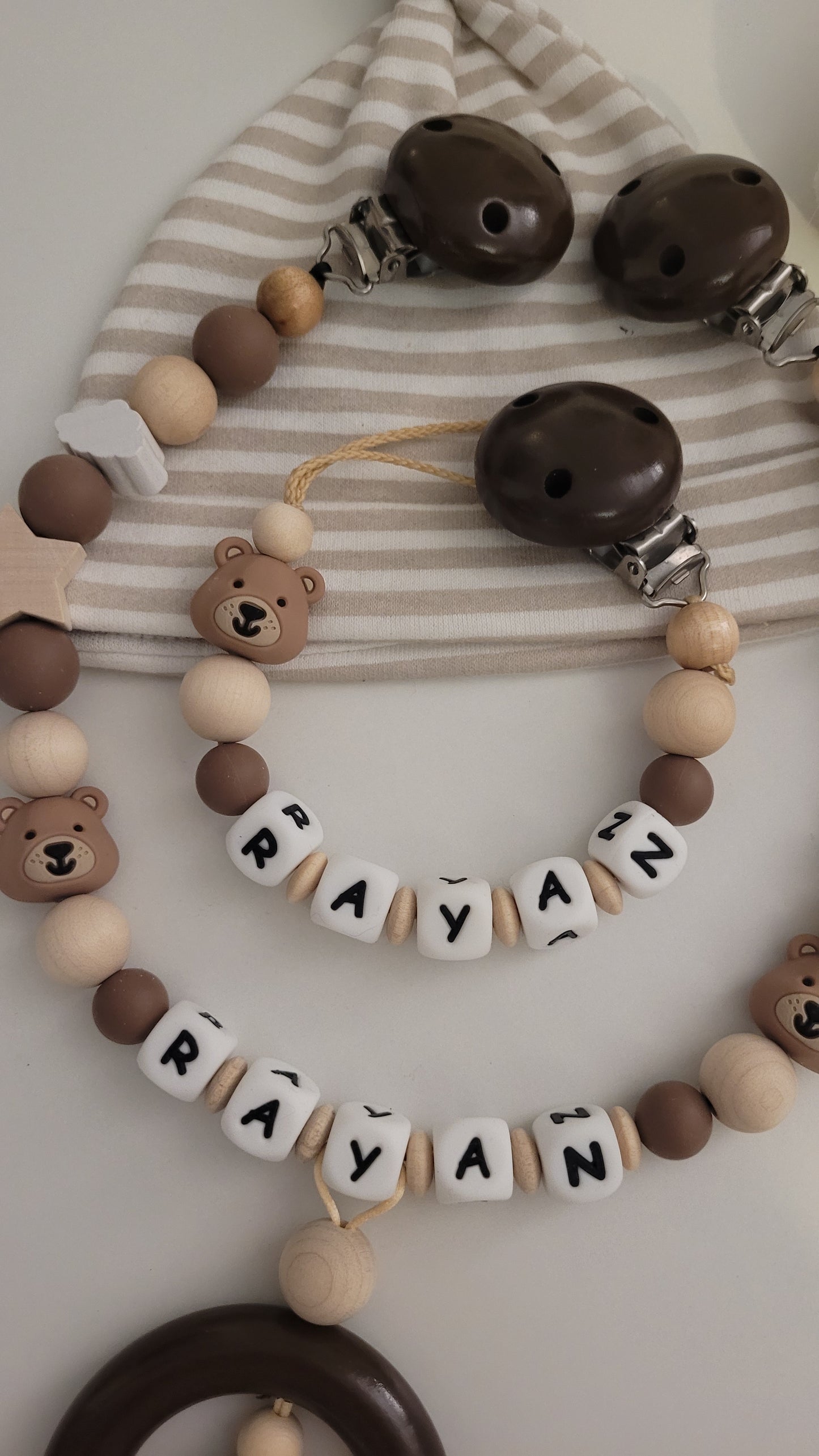 Kinderwagenkette & Schnullerkette mit Namen Teddy Sternchen und Wolken braun holz
