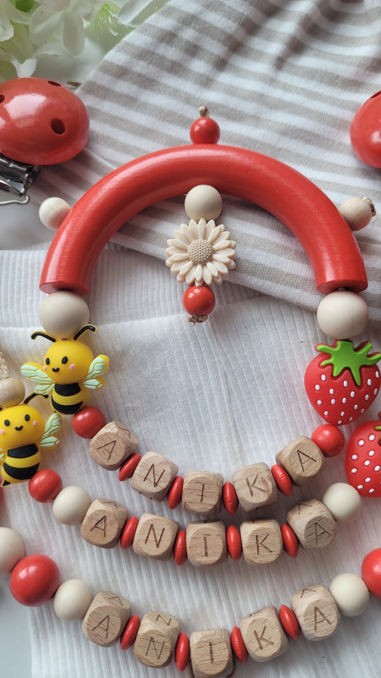 3er Set Kinderwagenkette & Schnullerkette + Greifring mit Namen für Mädchen Erdbeeren und Bienen