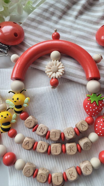 3er Set Kinderwagenkette & Schnullerkette + Greifring mit Namen für Mädchen Erdbeeren und Bienen