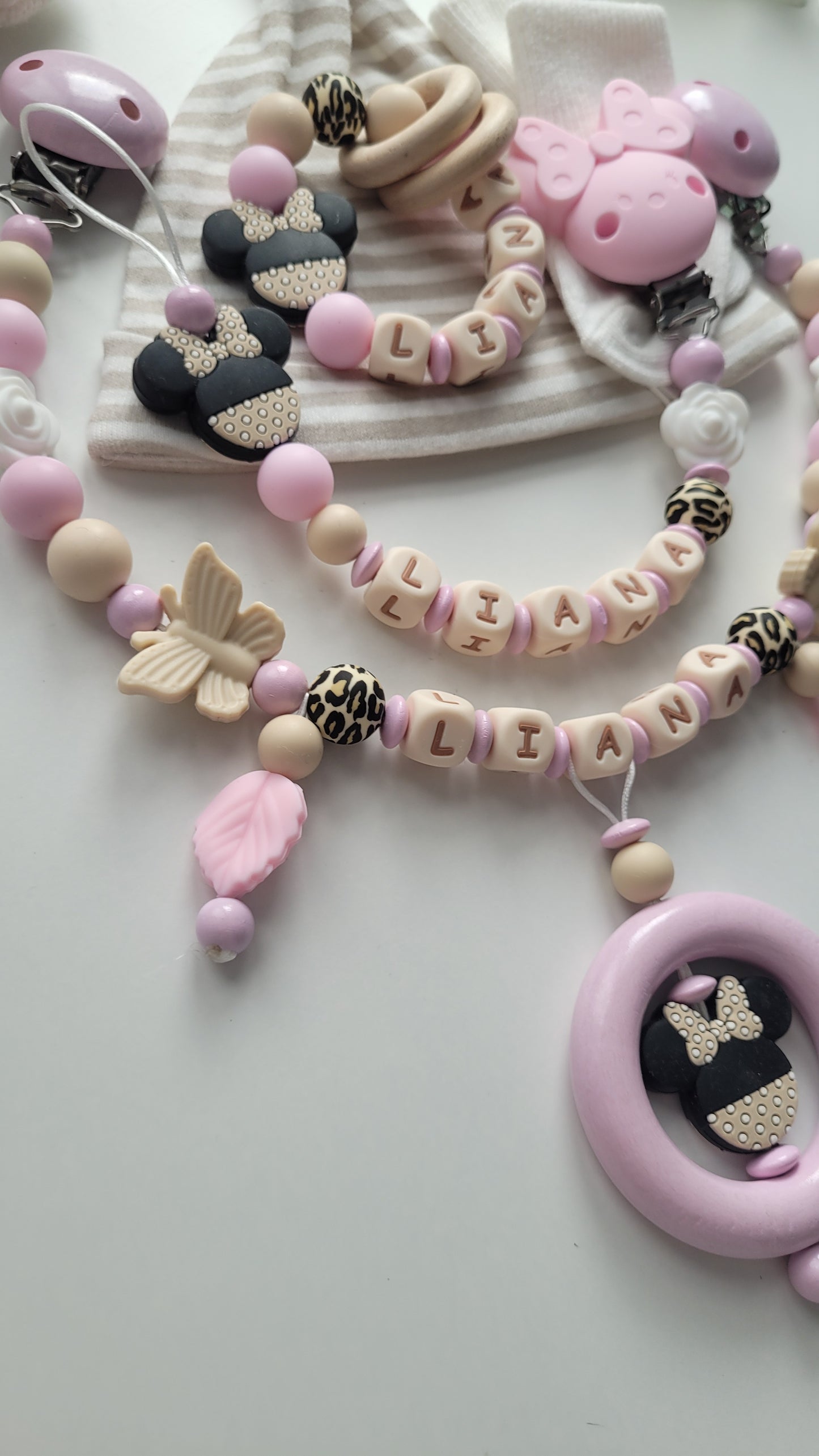 3er Set Schnullerkette Kinderwagenkette & Beissring mit Namen Mäuse & Schmetterlinge beige weiss rosa