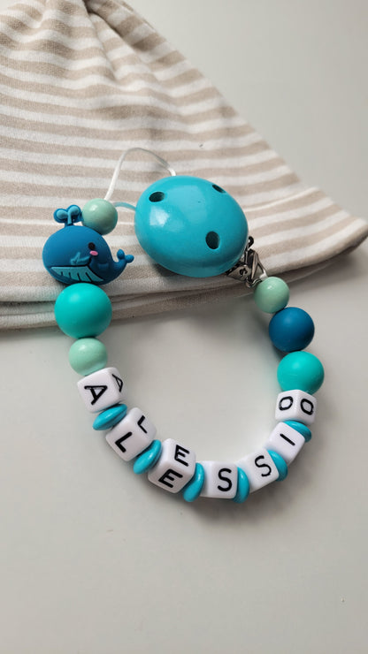Kinderwagenkette & Schnullerkette mit Namen für Jungen Wal Fische türkis mint