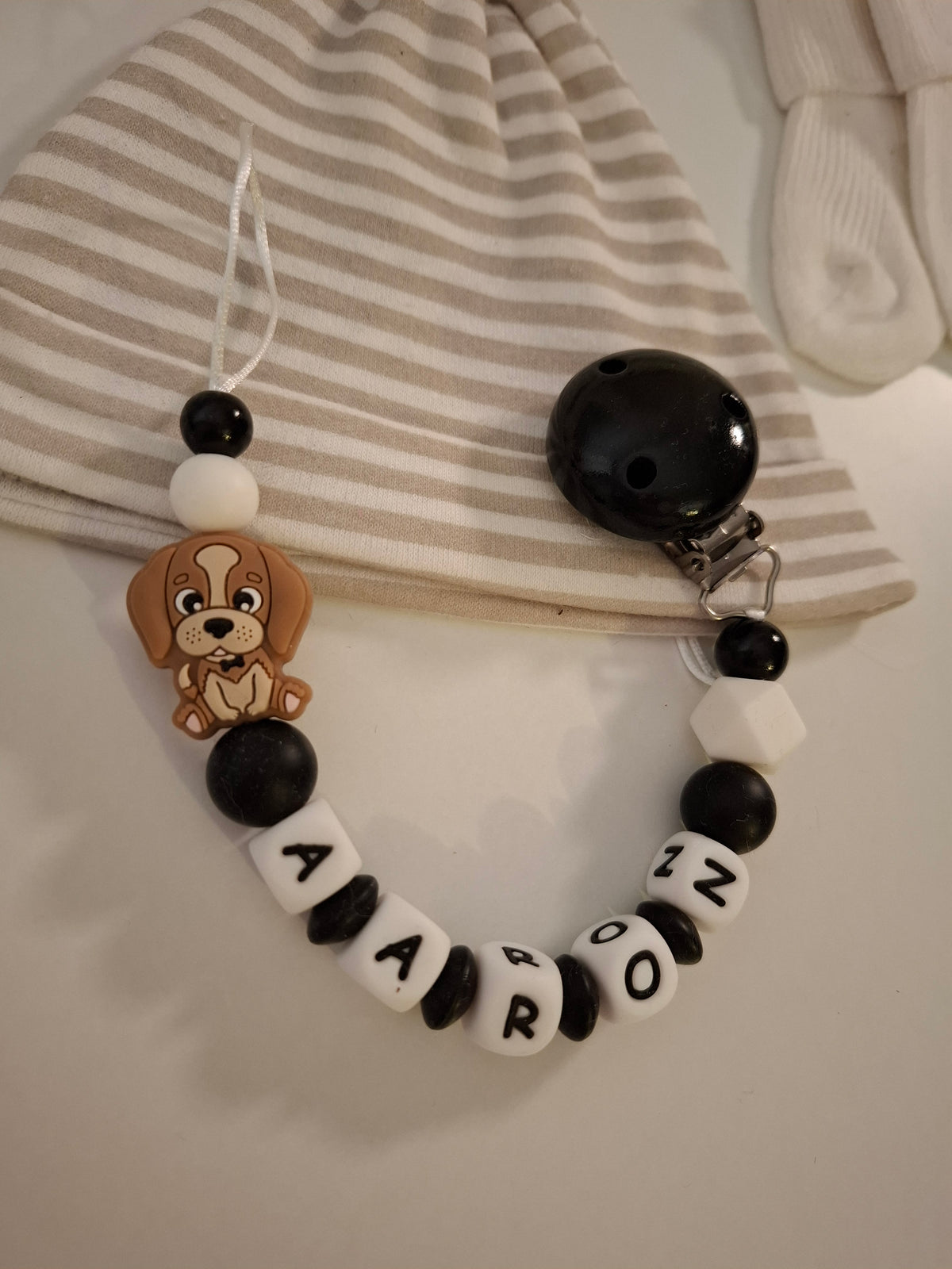 Schnullerkette mit Namen für Jungen Hund schwarz weiss
