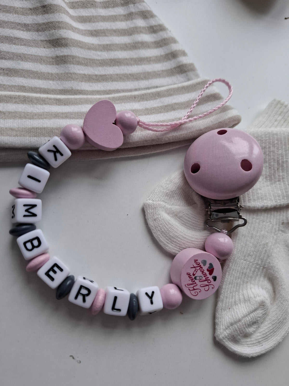 Schnullerkette mit Namen für Mädchen Kleine Schwester rosa grau personalisiert