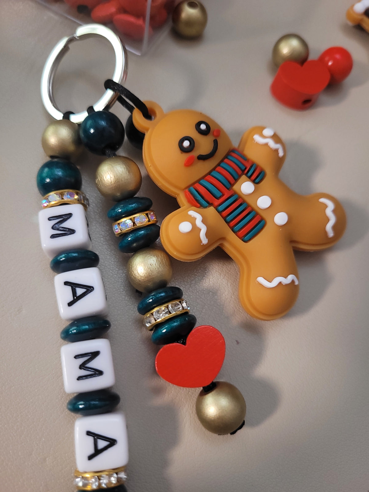 Personalisierter Schlüsselanhänger Weihnachten mit Lebkuchenmann, Herz und Holzperlen in Grün-Gold – bis zu 3 Namen