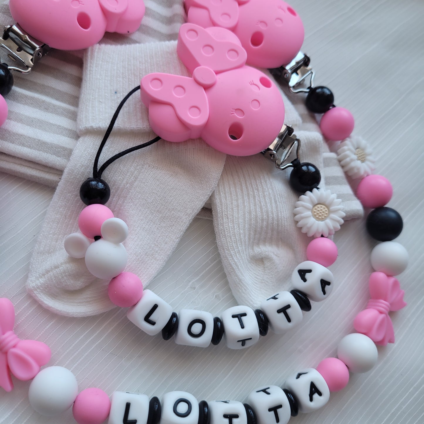 3er Set Kinderwagenkette & Schnullerkette mit Namen + Greifring für Mädchen schwarz pink weiß