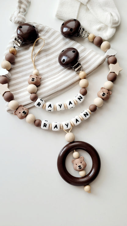 Kinderwagenkette & Schnullerkette mit Namen Teddy Sternchen und Wolken braun holz