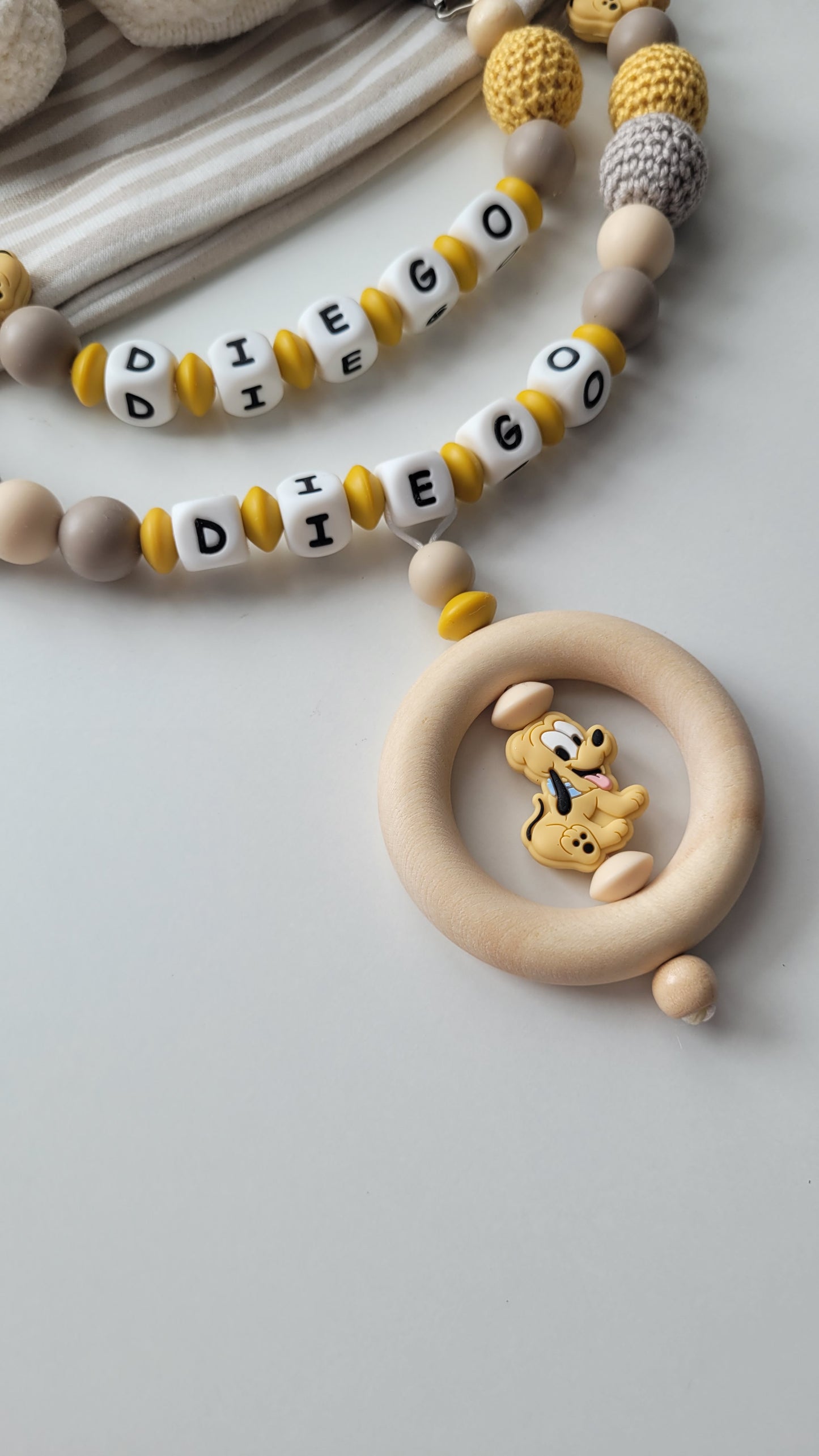 Kinderwagenkette & Schnullerkette mit Namen für Jungen Hund beige graubraun gelb