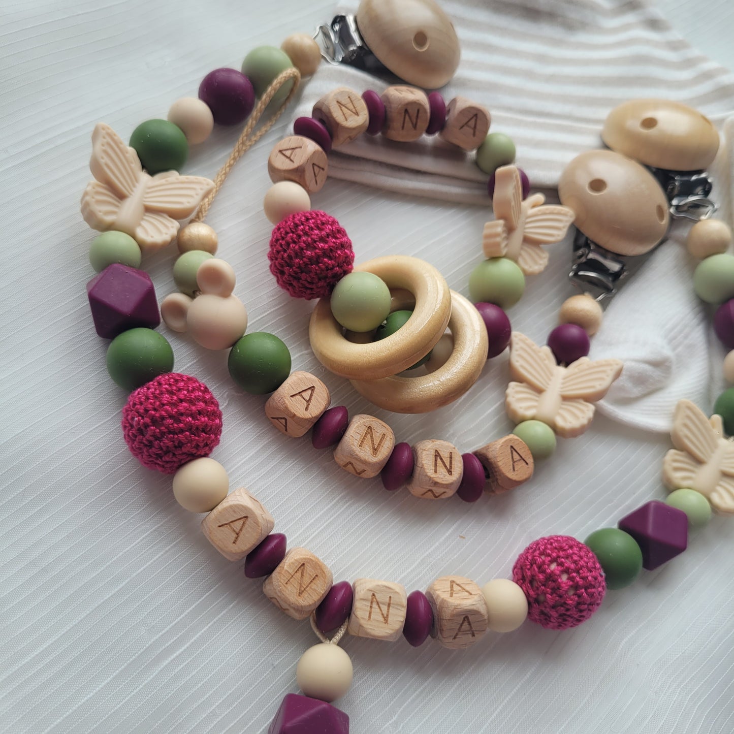 3 tlg Set Schnullerkette Kinderwagenkette Greifring Maus & Schmetterling brombeer grün beige