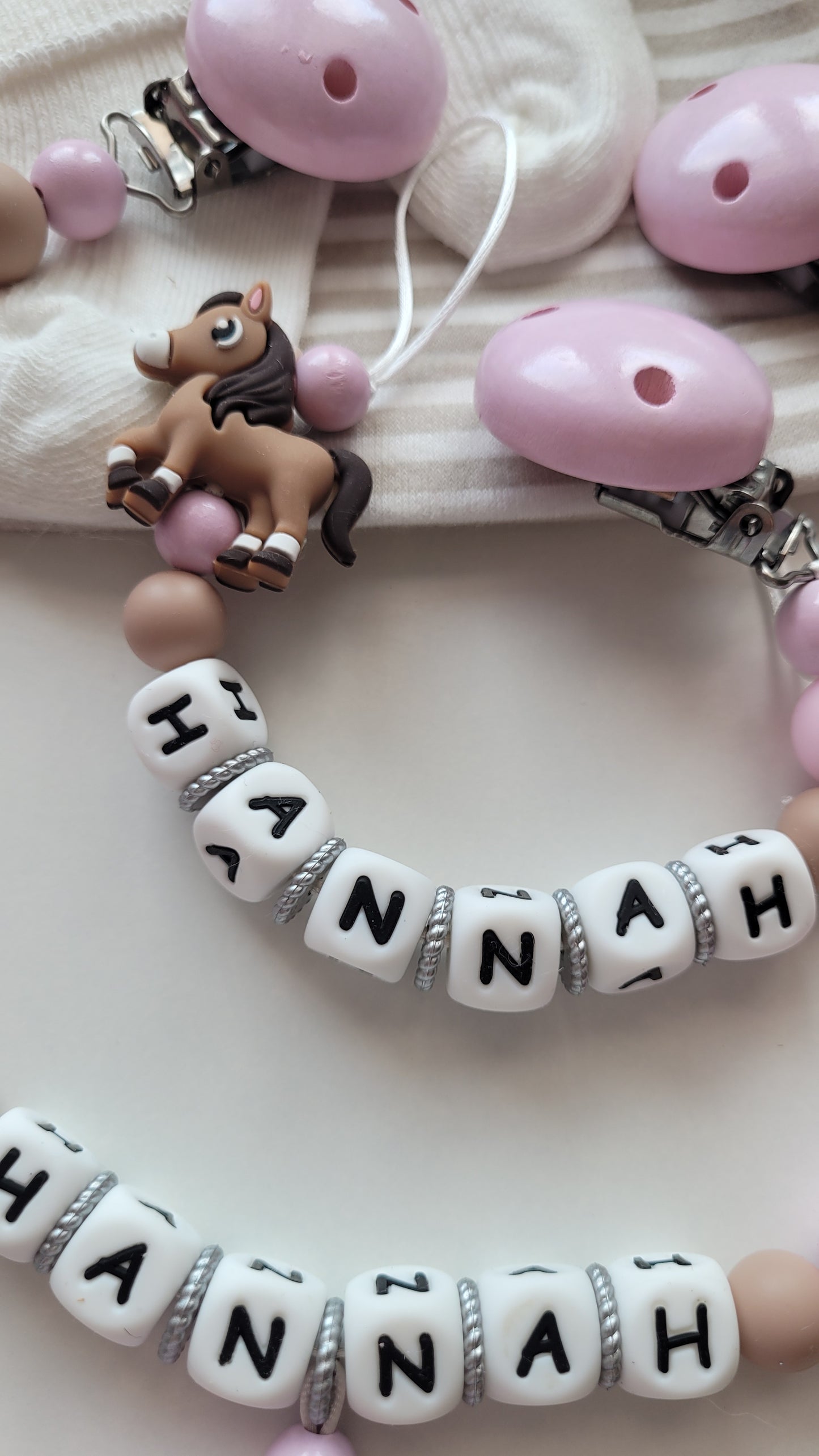 Kinderwagenkette & Schnullerkette mit Namen Pferd & i love Mom und Dad rosa weiss