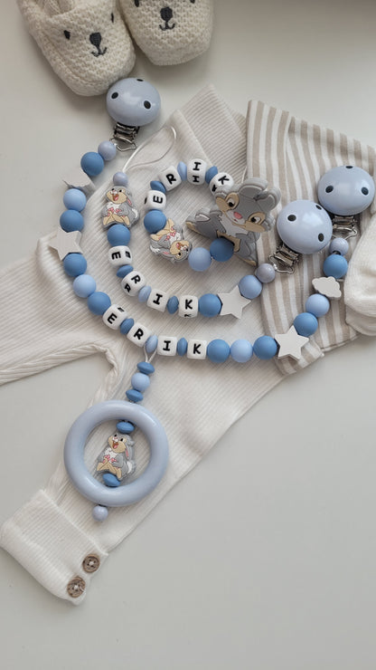 3tlg Schnullerkette Kinderwagenkette Greifring mit Namen Hase Wolken und Sterne blau