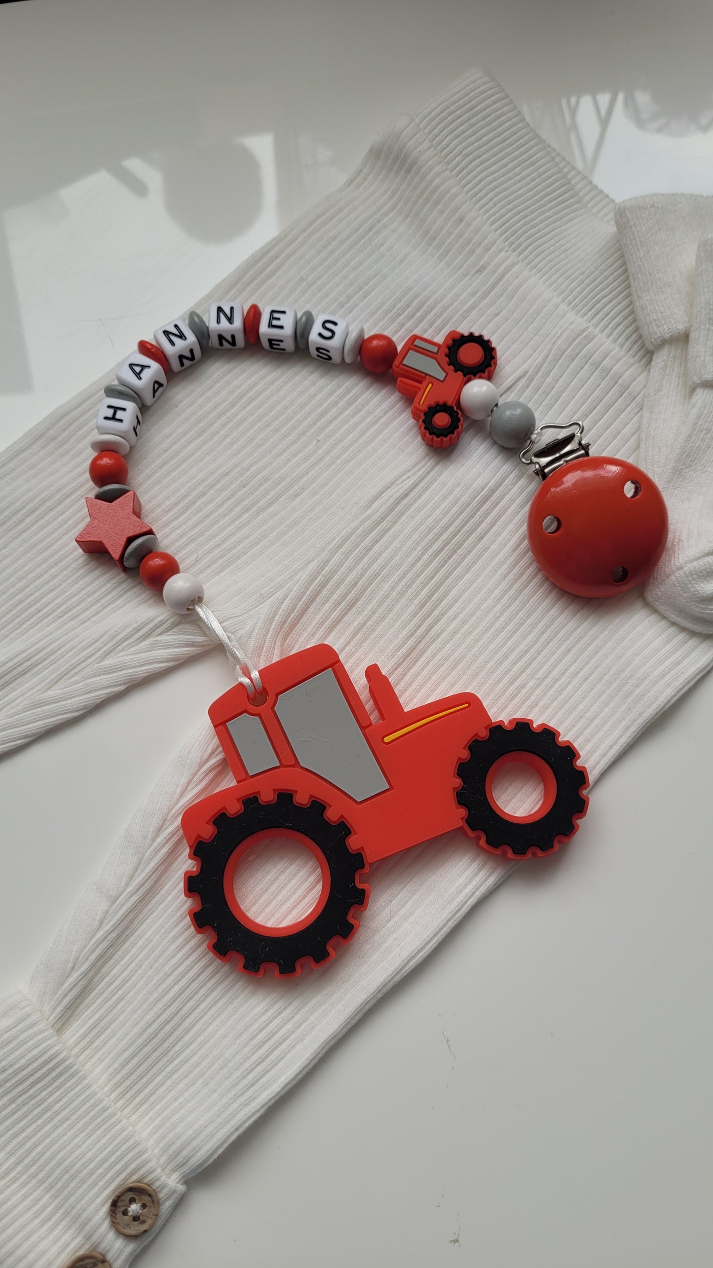 3 in 1 Beissring Schnullerkette mit Namen  Traktor rot