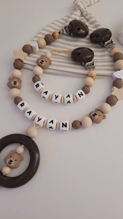 Kinderwagenkette & Schnullerkette mit Namen Teddy Sternchen und Wolken braun holz
