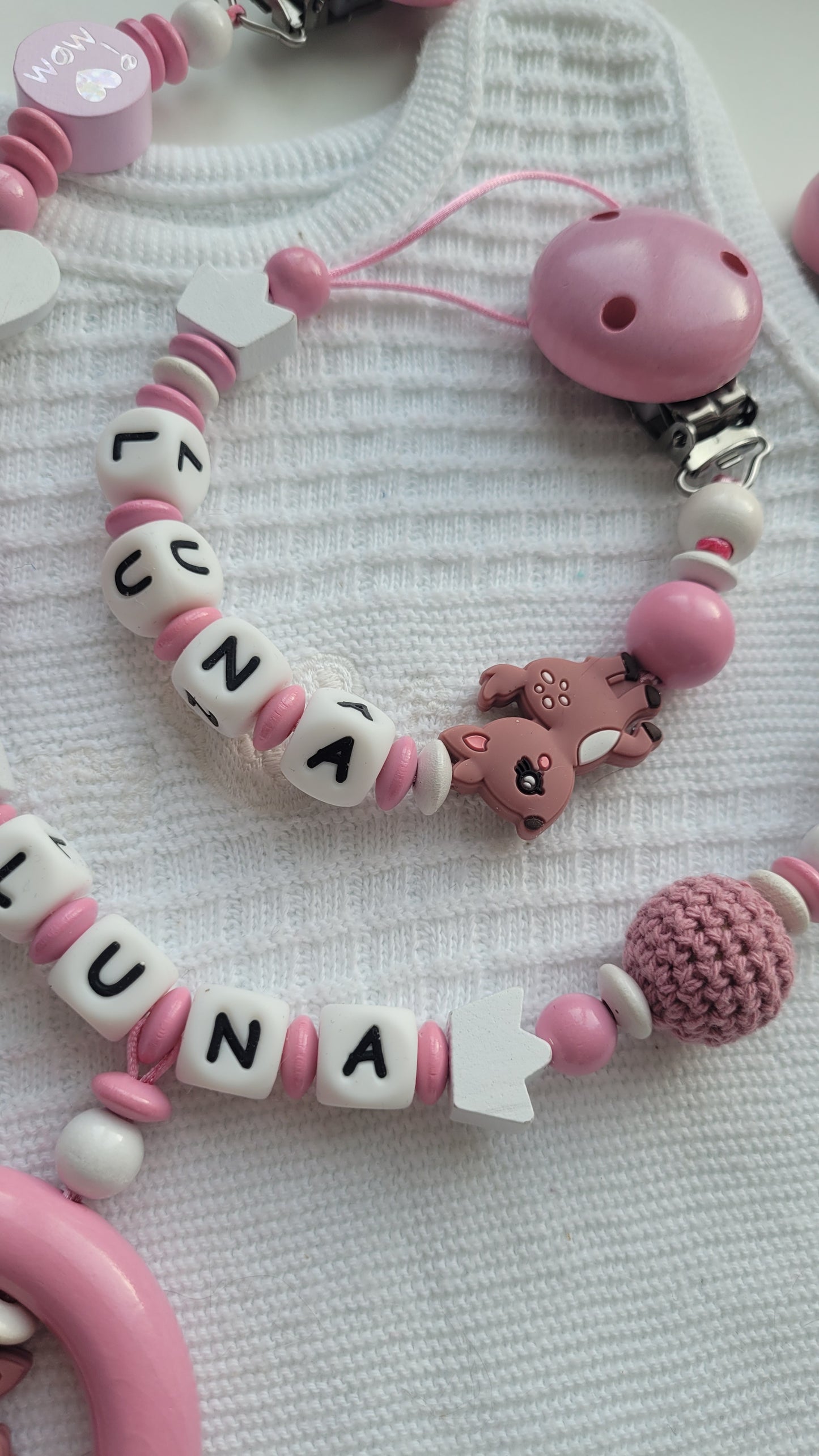 Kinderwagenkette & Schnullerkette mit Namen für Mädchen Reh & kleines Wunder der Welt rosa