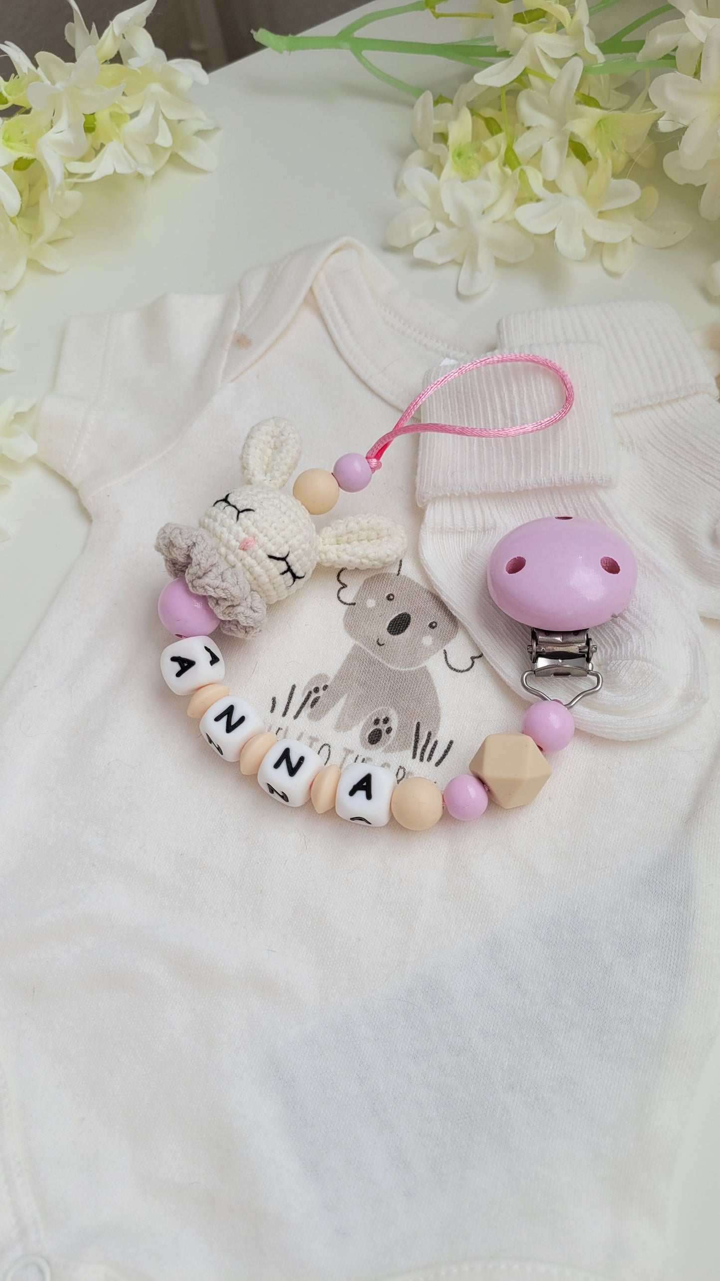 Kinderwagenkette & Schnullerkette mit Namen Hase rosa beige
