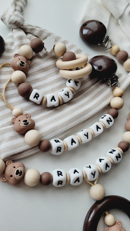 Schnullerkette Kinderwagenkette & Beissring mit Namen Teddybär Sterne & Wolken beige braun