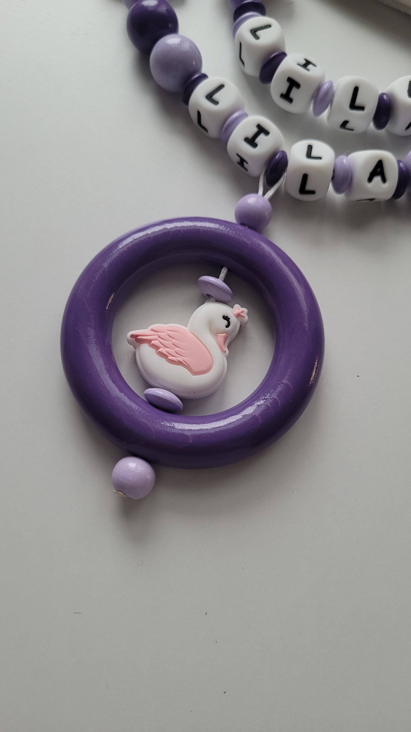 Kinderwagenkette & Schnullerkette mit Namen Schwan flieder lila