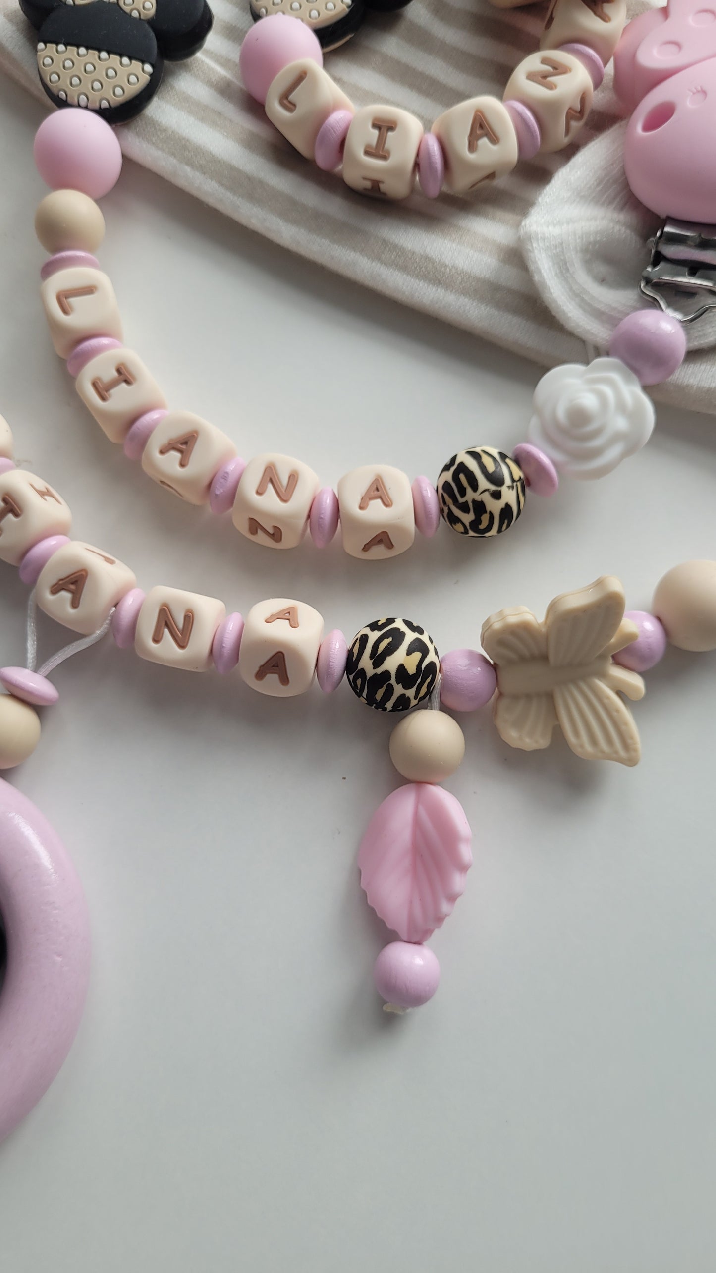 3er Set Schnullerkette Kinderwagenkette & Beissring mit Namen Mäuse & Schmetterlinge beige weiss rosa