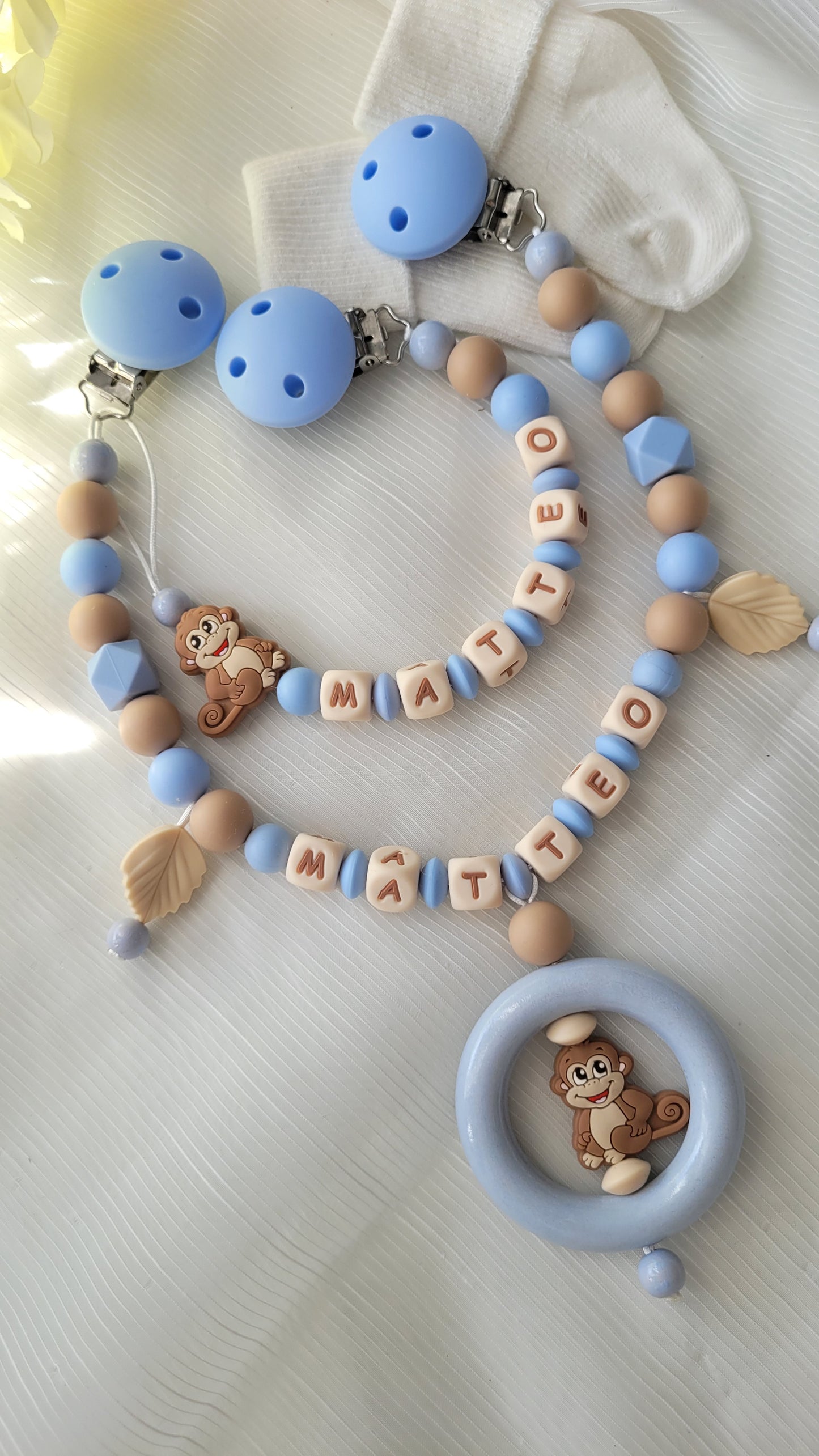 Kinderwagenkette & Schnullerkette mit Namen Äffchen blau beige silikon