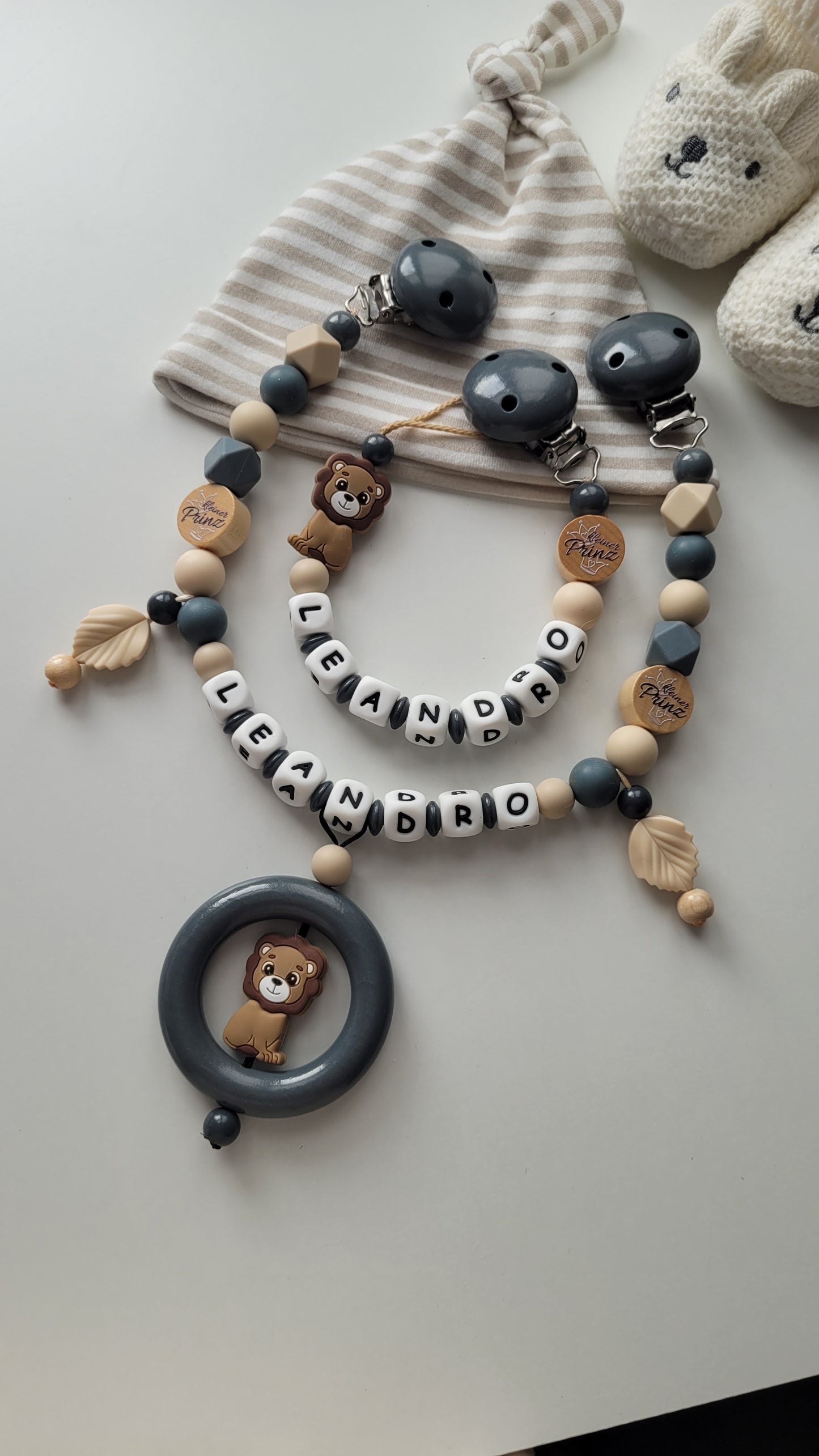 Kinderwagenkette & Schnullerkette mit Namen für Jungen Löwe & kleiner Prinz grau beige
