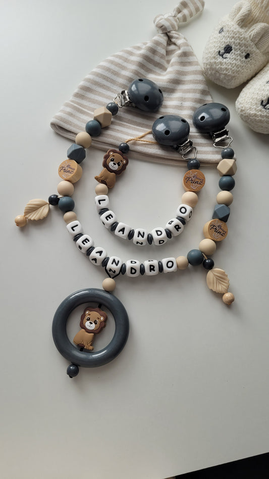 Kinderwagenkette & Schnullerkette mit Namen für Jungen Löwe & kleiner Prinz grau beige