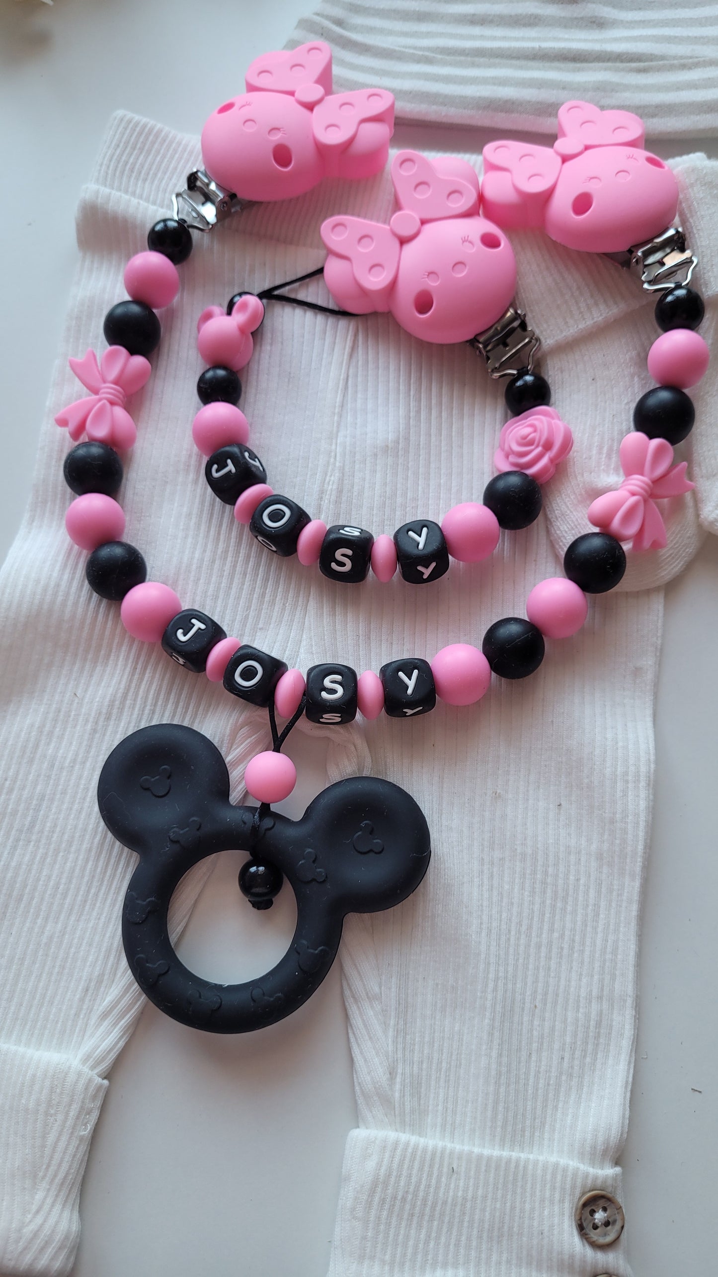 Kinderwagenkette & Schnullerkette mit Namen für Mädchen Maus & Blume pink schwarz