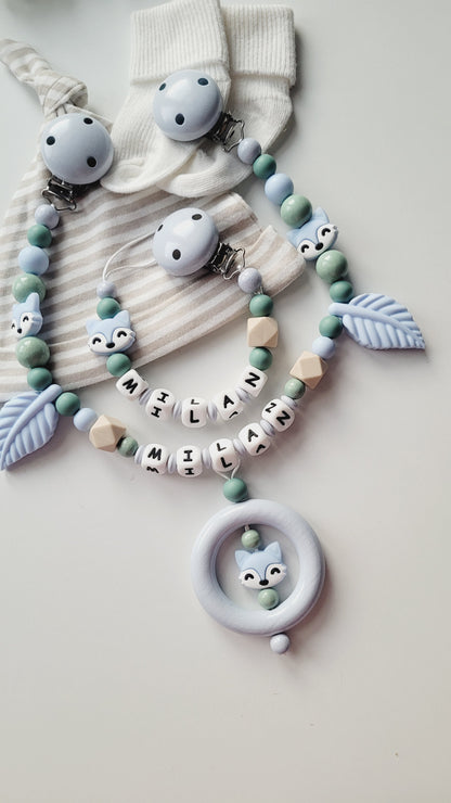 Kinderwagenkette & Schnullerkette mit Namen Fuchs & Blätter blaugrau salbei