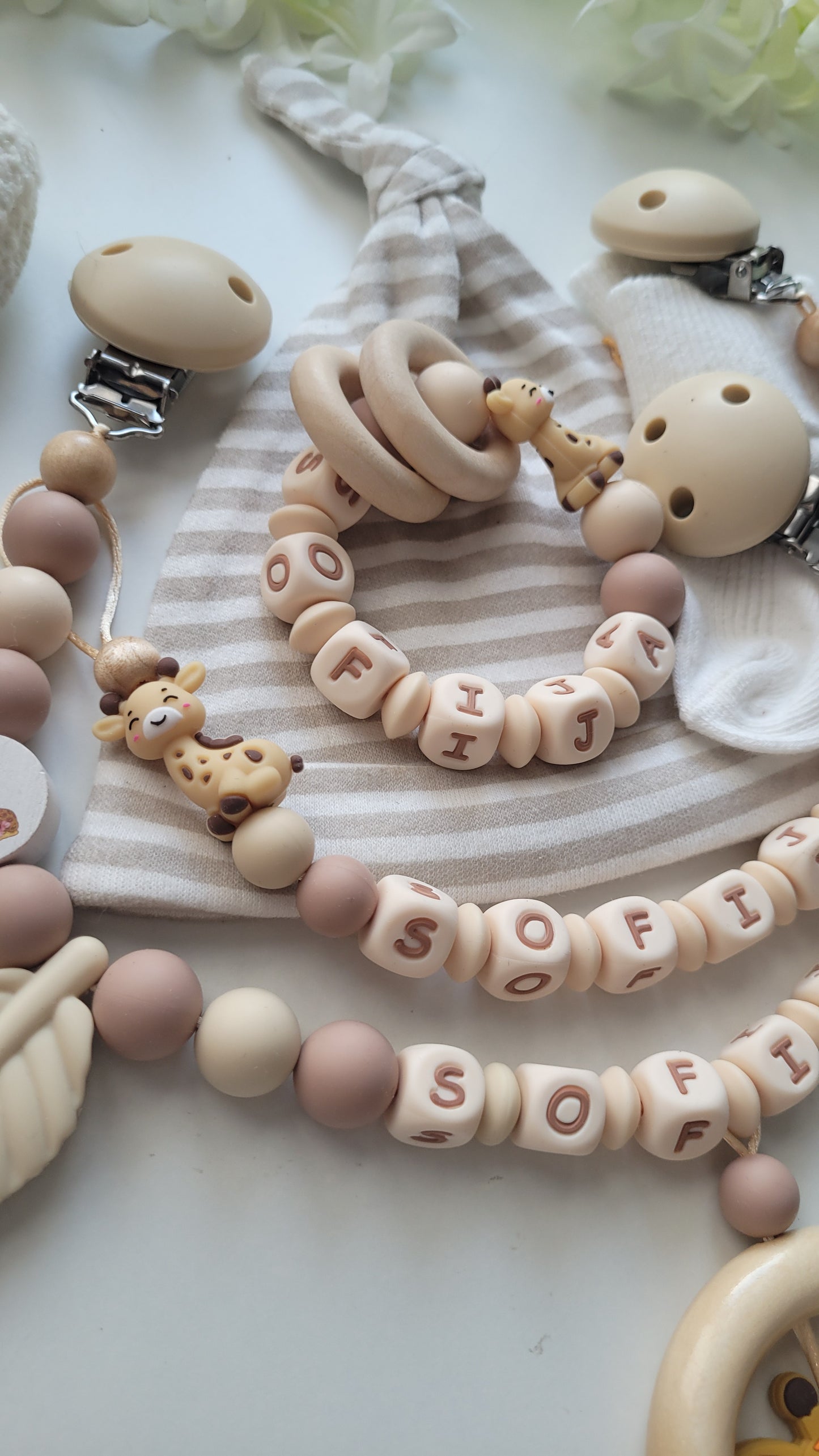 3er Set Schnullerkette Kinderwagenkette & Beissring mit Namen Giraffen & Blätter beige