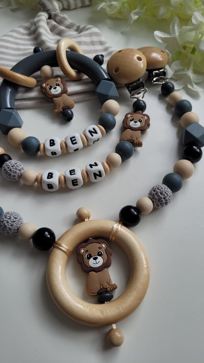 3tlg.Set Schnullerkette Kinderwagenkette & Greifring mit Namen Löwe beige grau