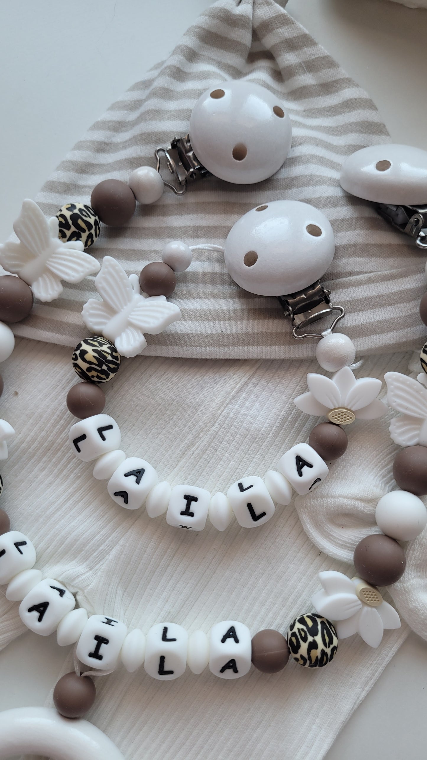 Kinderwagenkette & Schnullerkette mit Namen  Schmetterling leo braun weiß