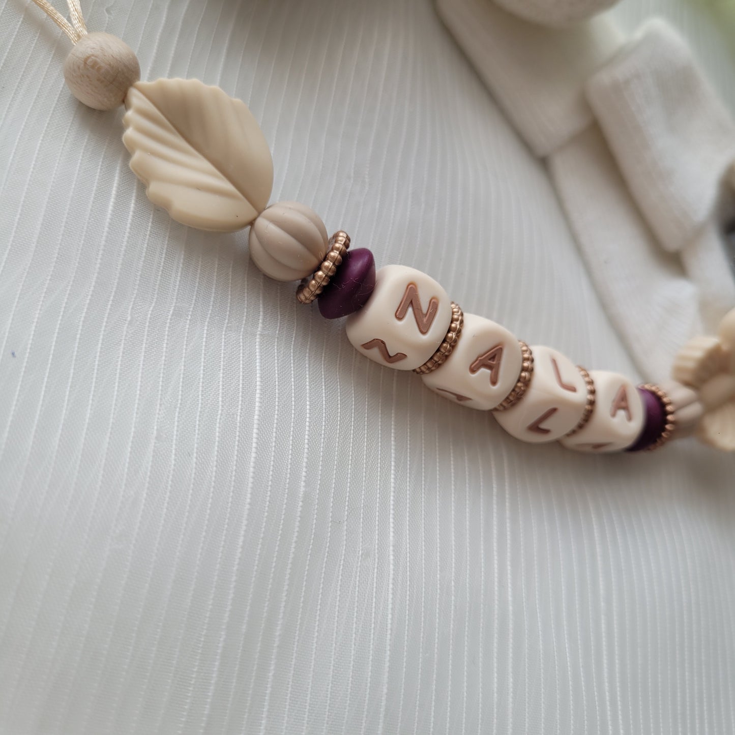 Schnullerkette mit Namen für Mädchen Schmetterling & Blatt Creme beige braun bordaux