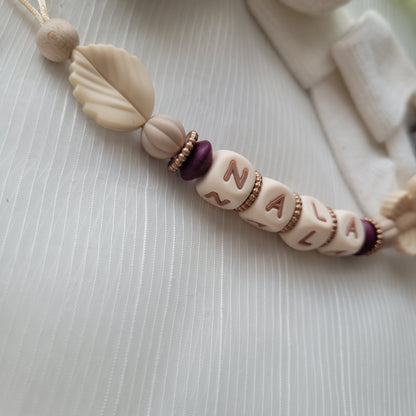 Schnullerkette mit Namen für Mädchen Schmetterling & Blatt Creme beige braun bordaux