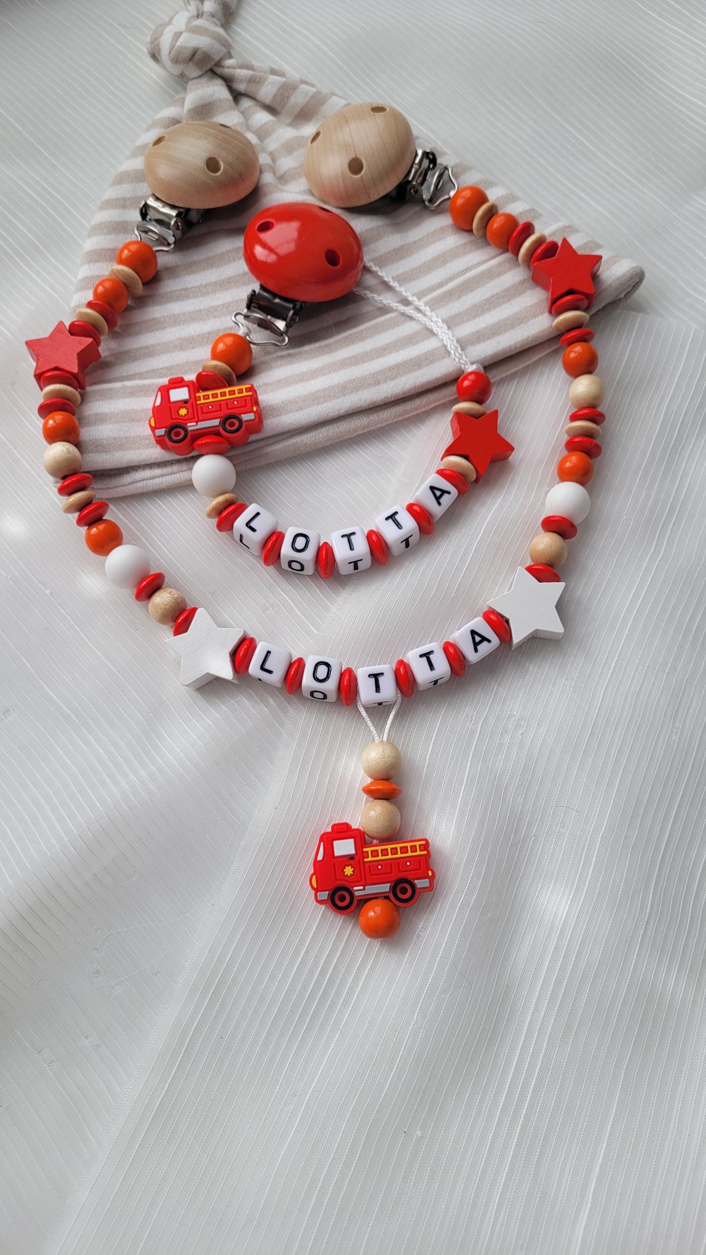 Kinderwagenkette & Schnullerkette mit Namen für Mädchen Feuerwehr