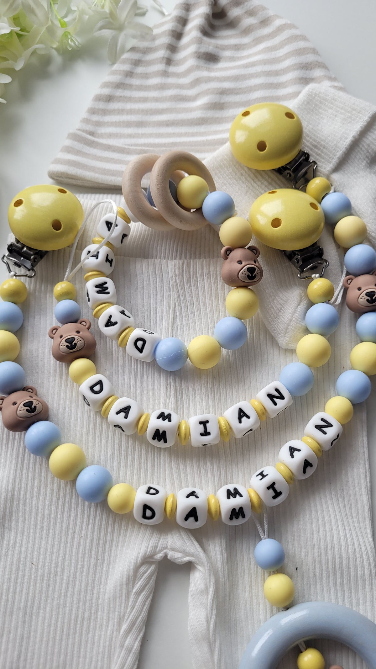 3er Set Schnullerkette Kinderwagenkette & Greifring mit Namen Bärchen gelb blau