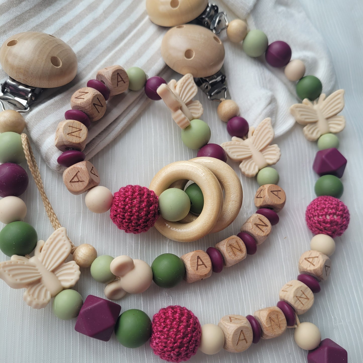 3 tlg Set Schnullerkette Kinderwagenkette Greifring Maus & Schmetterling brombeer grün beige