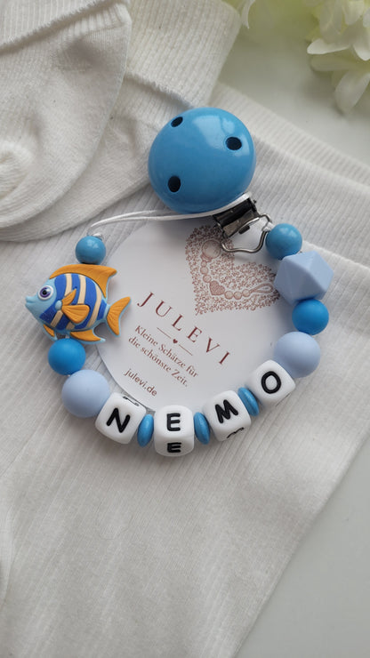 Schnullerkette mit Namen Jungen Regenbogenfisch blau personalisiert