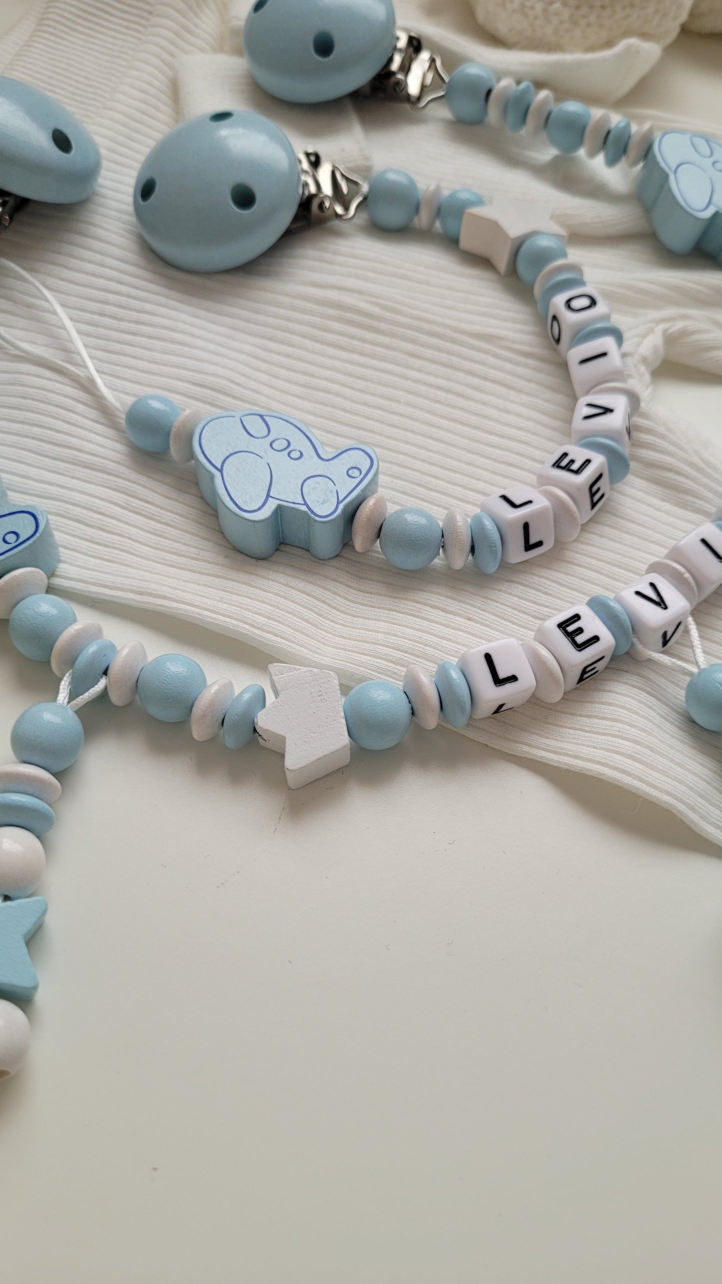 Kinderwagenkette & Schnullerkette mit Namen Flugzeug blau