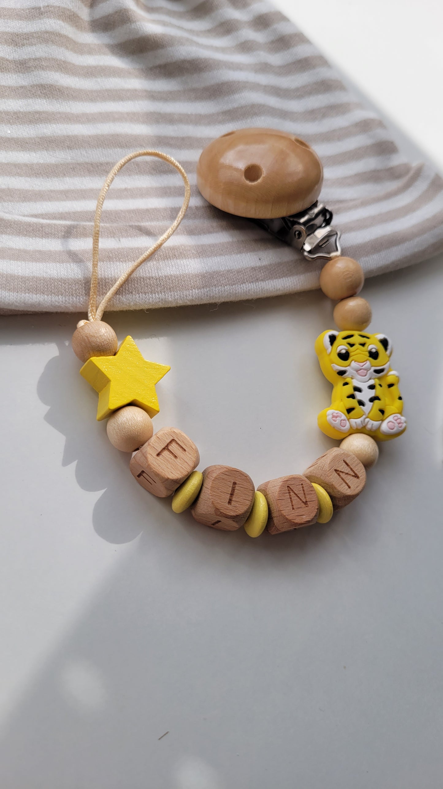 Schnullerkette mit Namen für Jungen Tiger & Stern gelb holz