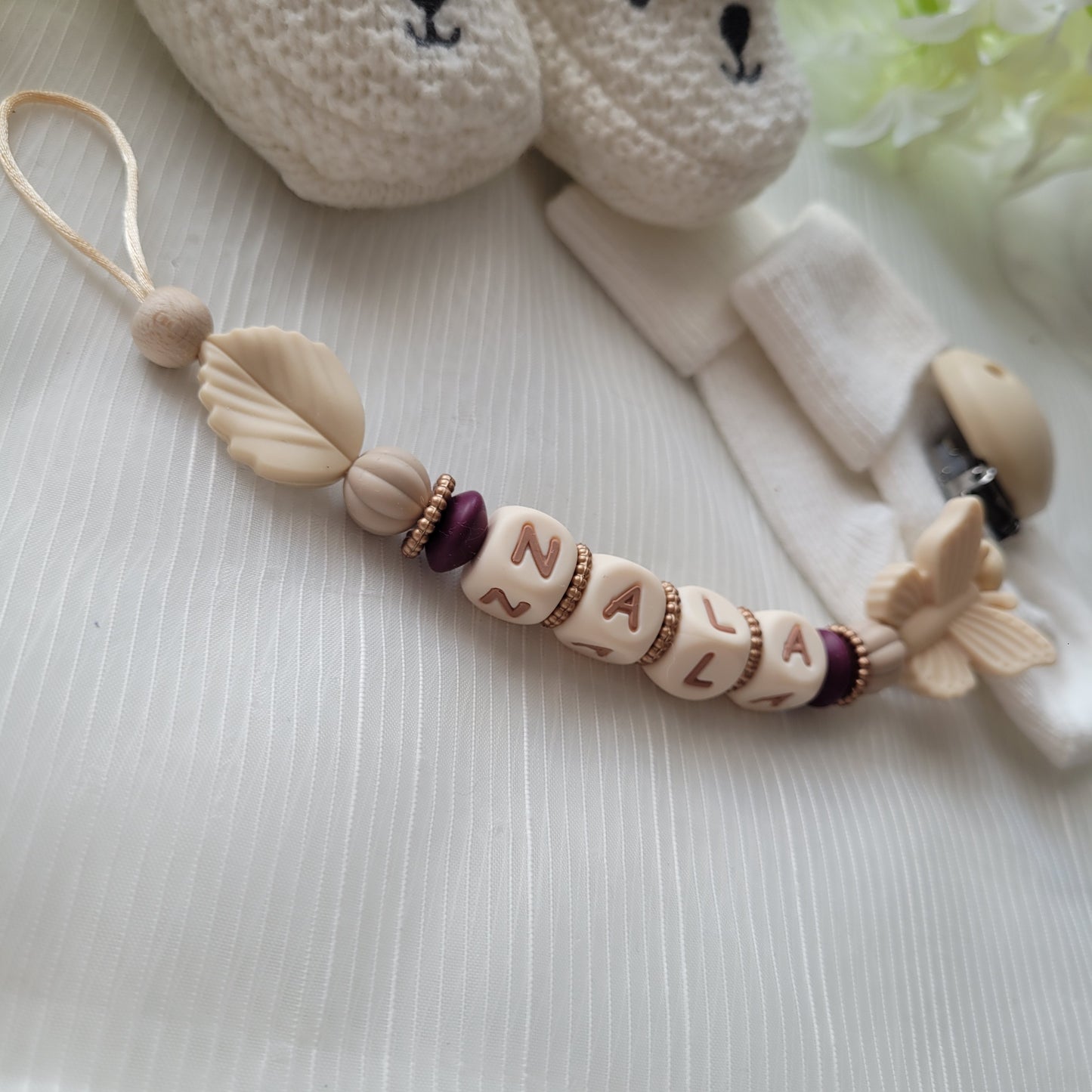 Schnullerkette mit Namen für Mädchen Schmetterling & Blatt Creme beige braun bordaux